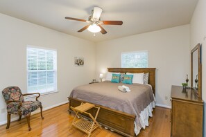 4 bedrooms, iron/ironing board, WiFi, bed sheets