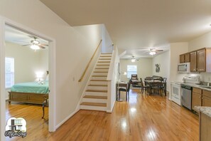 4 habitaciones, tabla de planchar con plancha, wifi y ropa de cama 