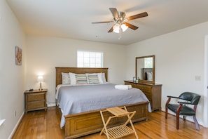 4 bedrooms, iron/ironing board, WiFi, bed sheets - Moments Together Near Downtown w/ 4 Master Private Suites with full baths each (Nashville)
