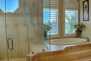 Bañera con ducha, bañera de hidromasaje, secador de pelo, toallas