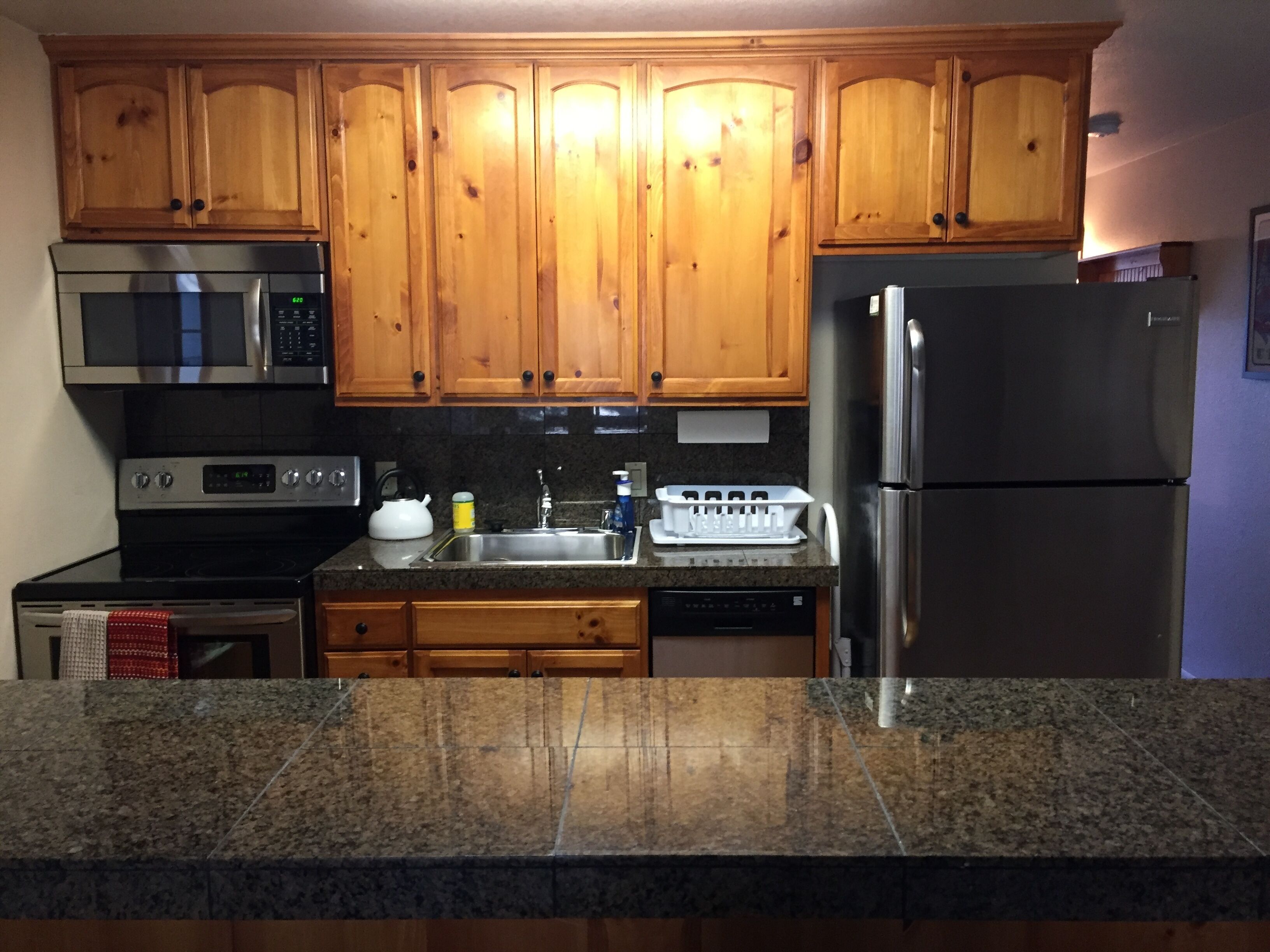 Mikrowelle, Geschirrspüler, Wasserkocher mit Kaffee-/Teezubehör