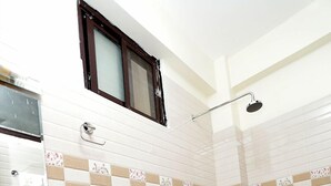 Quarto casal ou duplo básico, 2 camas de solteiro, para não fumantes, vista para a montanha | Chuveiro