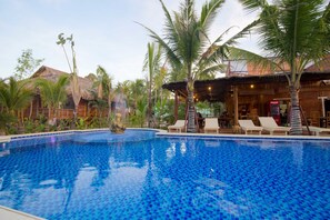 حمّام سباحة خارجي، مظلات على حمّام السباحة، مقاعد للتشمس