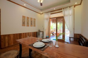 Bungalow Familial, vue piscine | Restauration dans la chambre