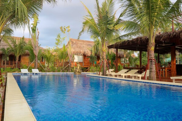 Außenpool, Sonnenschirme, Liegestühle