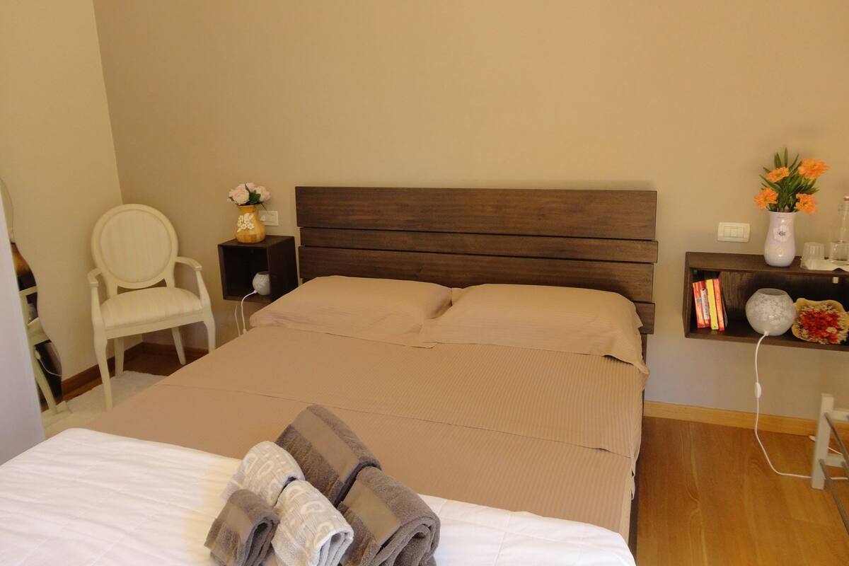 Premium bedding, desk, iron/ironing board, free cots/infant beds