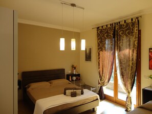 Premium bedding, desk, iron/ironing board, free cots/infant beds