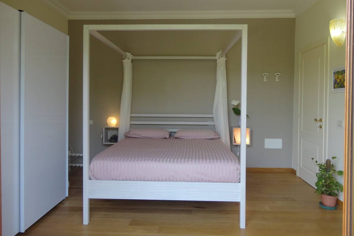 Premium bedding, desk, iron/ironing board, free cots/infant beds