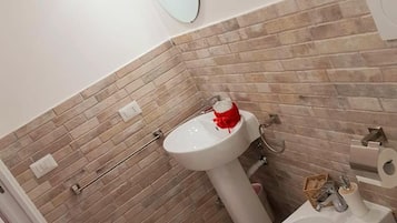 Doccia, bidet, asciugamani