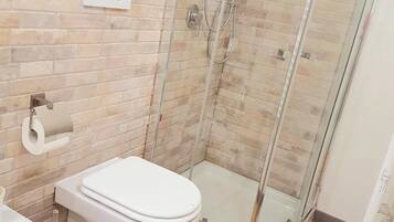 Doccia, bidet, asciugamani
