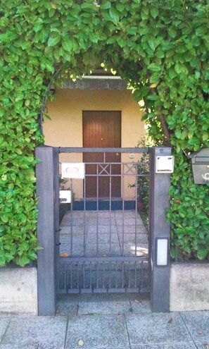 المنشأة من الخارج