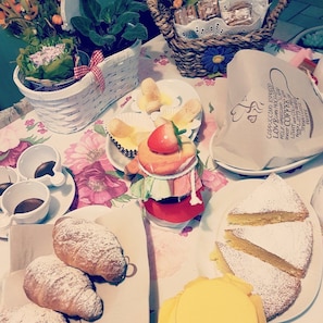 Daily local cuisine breakfast for a fee - B&B La Delice (Dalmine)