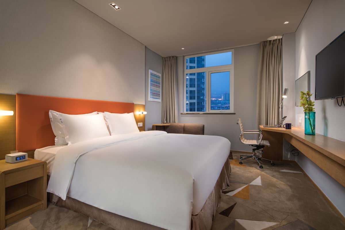 Luxe beddengoed, een kluis op de kamer, een bureau