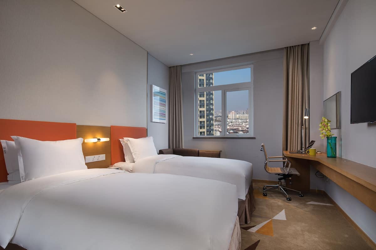 Luxe beddengoed, een kluis op de kamer, een bureau