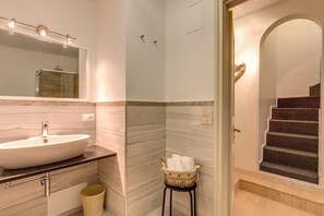 Deluxe Apartment, 3 Bedrooms, 2 Bathrooms, City View | Bathroom | Separate tub and shower, free toiletries, hair dryer, bidet