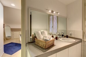 Deluxe Apartment, 3 Bedrooms, 2 Bathrooms, City View | Bathroom - Trevi Miracle Suite (Rome)