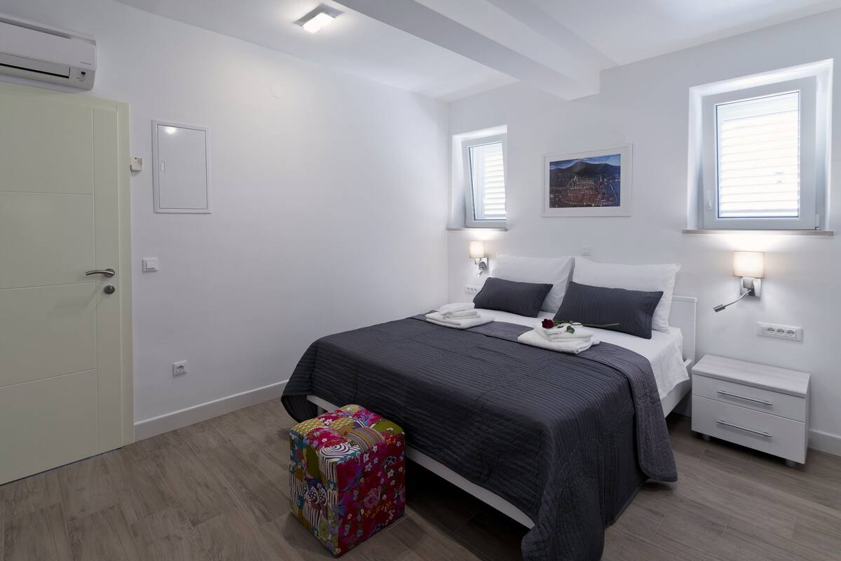 Family Studio | 1 bedroom, in-room safe, WiFi (free), bed sheets