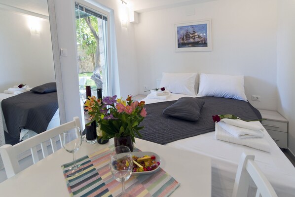 Estúdio | 1 quarto, cofres nos quartos, Wi-Fi de cortesia, roupa de cama