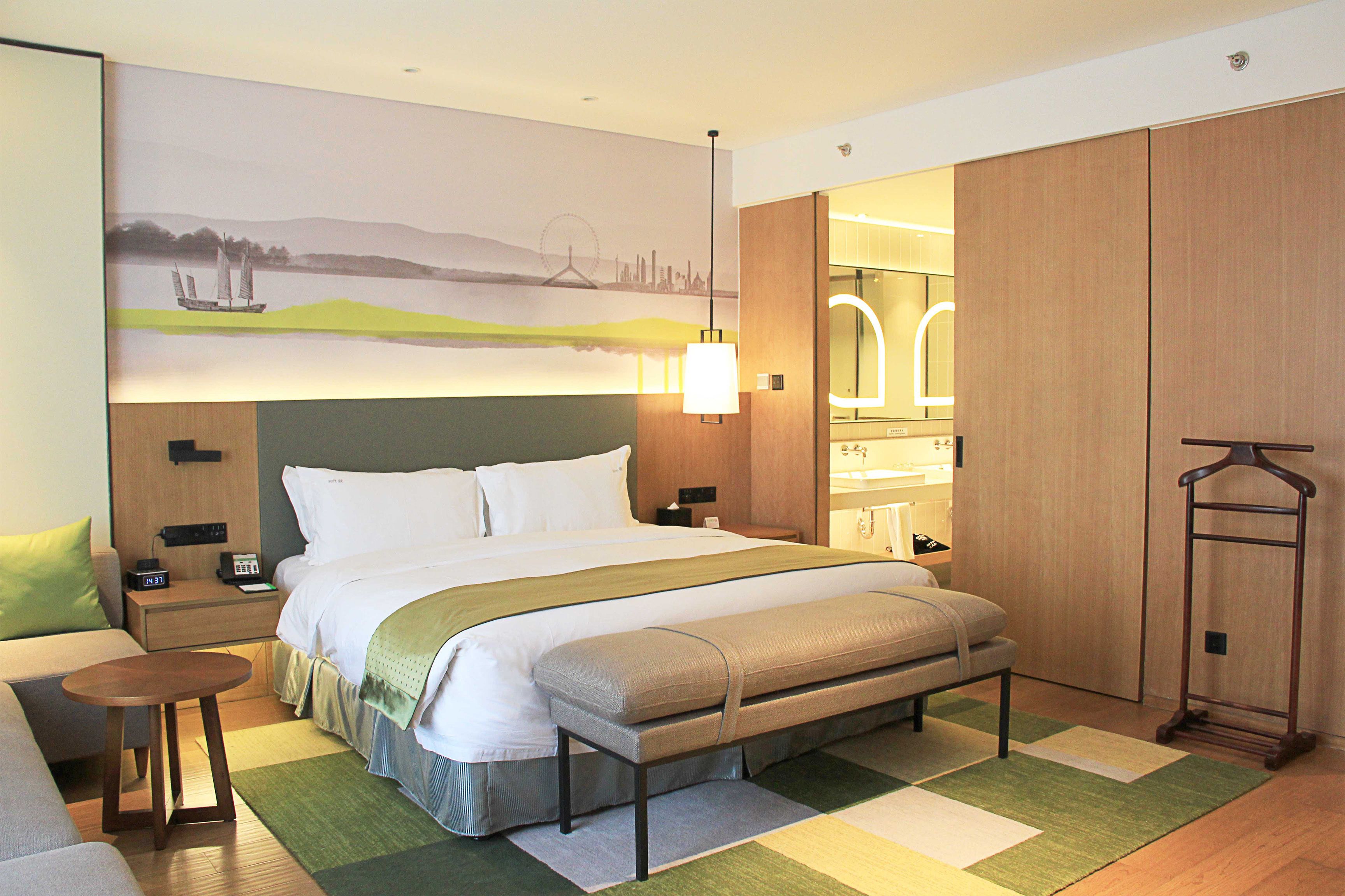 Premium Room, 1 King Bed, City View | Premium bedding, minibar, in-room safe, desk