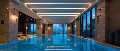 Innenpool, geöffnet von 07:00 Uhr bis 22:00 Uhr, Liegestühle