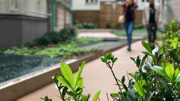 A pathway with greenery and a building in the background. - Art Suites Spalena (Prague)