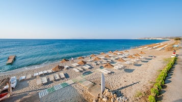 Am Strand, Liegestühle, Sonnenschirme, Strandtücher