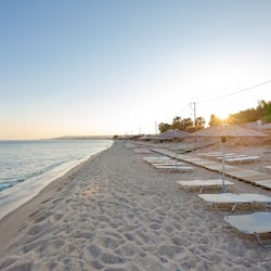 Plage, chaises longues, parasols, serviettes de plage