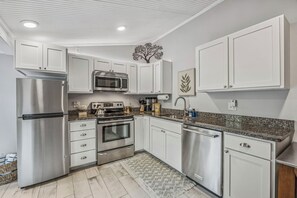 Fridge, microwave, oven, stovetop - Charming Studio Apartment E - Steps to Beach & Dining (Saint Simons Island)