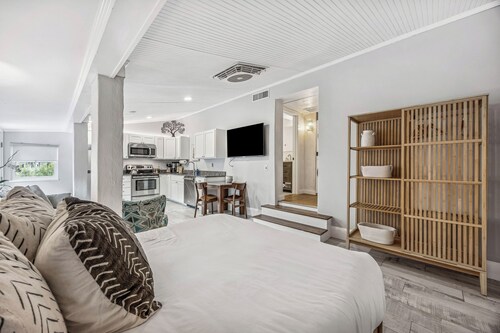 Charming Studio Apartment E - Steps to Beach & Dining