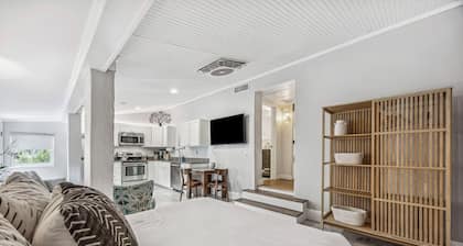 Charming Studio Apartment E - Steps to Beach & Dining