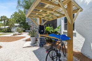 Property grounds - Charming Studio Apt E / Steps to Beach & Dining (Saint Simons Island)