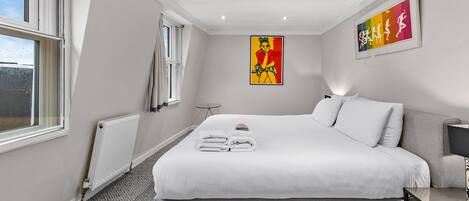 3 bedrooms, Egyptian cotton sheets, iron/ironing board, free WiFi