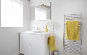 Dusche, Regendusche, Haartrockner, Handtücher