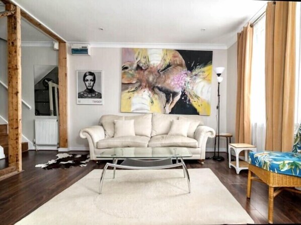 Fernseher, DVD-Player, Bücher, Videothek