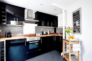 Kjøleskap, mikrobølgeovn, ovn og kokeplater