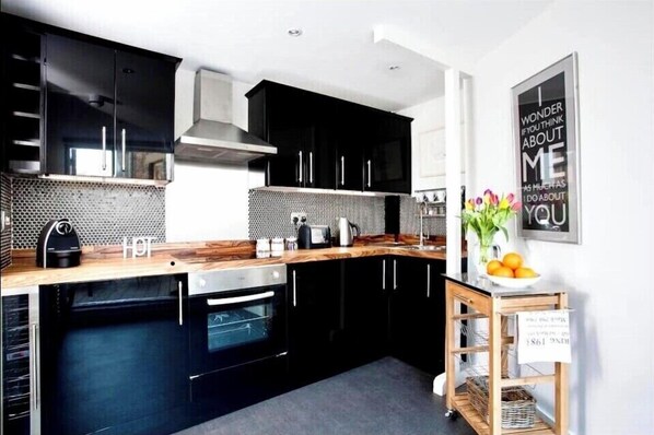 Kjøleskap, mikrobølgeovn, ovn og kokeplater