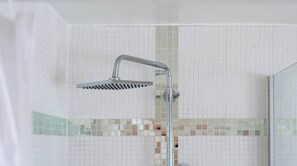 Dusche, Regendusche, Haartrockner, Handtücher