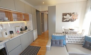 Een televisie en een stereo