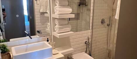Douche, sèche-cheveux, bidet, serviettes fournies