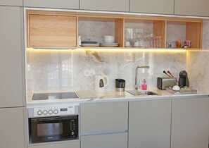 Fridge, microwave, oven, stovetop - Porto Design Apartment WIFI & Close Metro TRINDADE (Porto)
