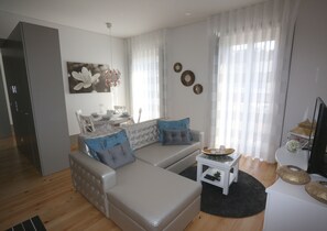 TV, stereo - Porto Design Apartment WIFI & Close Metro TRINDADE (Porto)