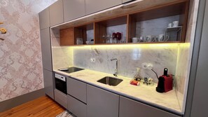 Fridge, microwave, oven, stovetop - Cozy Flat Porto Downtown W/ Balcony By Timeless Vacations (Porto)
