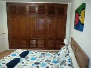 2 slaapkamers, geluiddichte muren, een strijkplank/strijkijzer