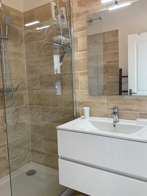 Een douche, een haardroger, handdoeken, zeep