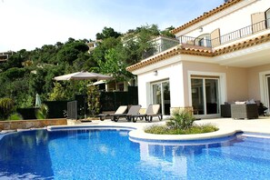 Et oppvarmet basseng og solsenger