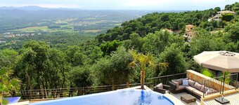 Poolside Villa near the Coast