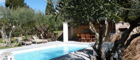 Piscine chauffée, chaises longues