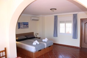 6 chambres, coffres-forts dans les chambres, fer et planche à repasser