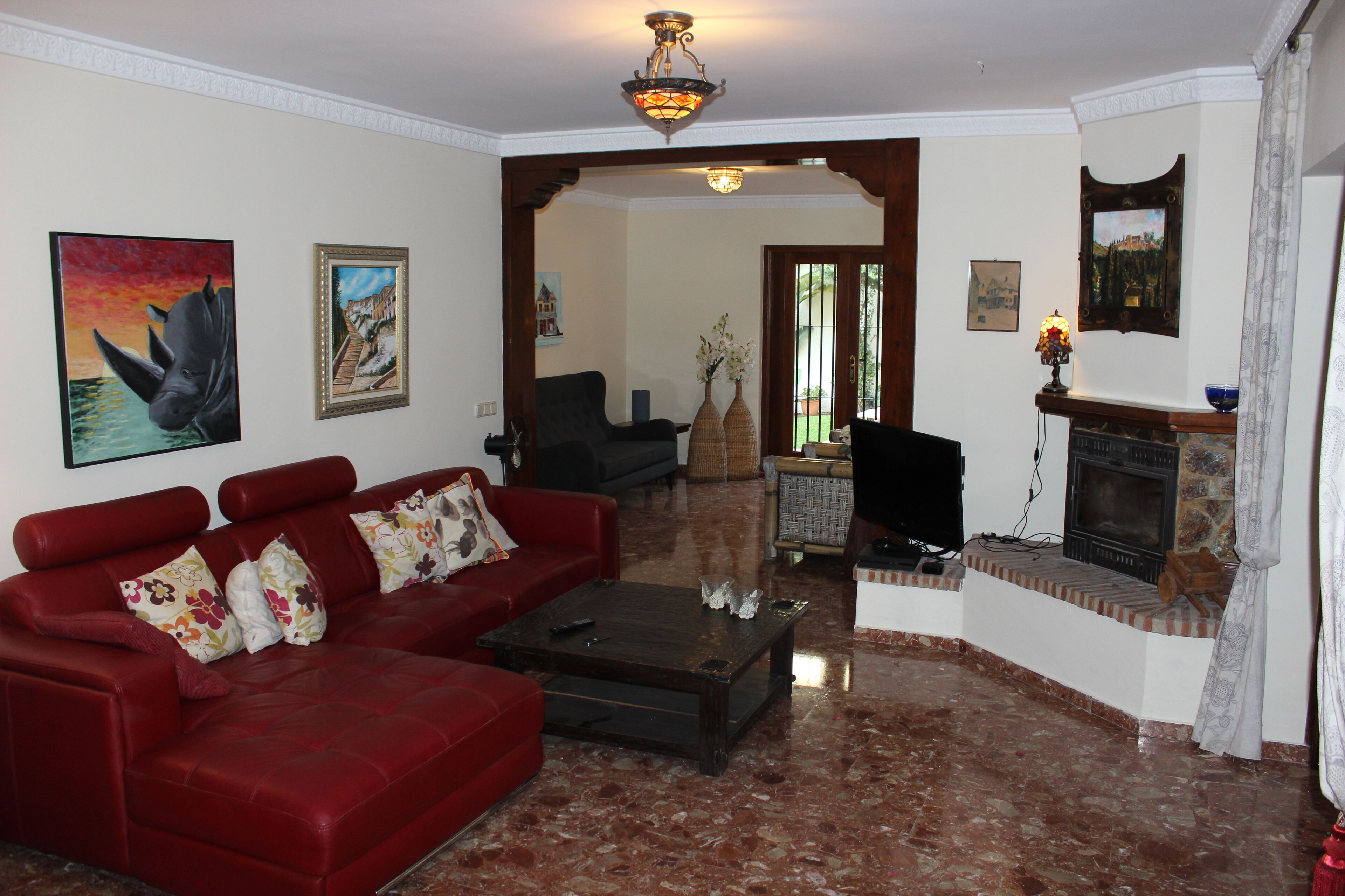 TV connectée, cheminée, lecteur de DVD, table de tennis de table