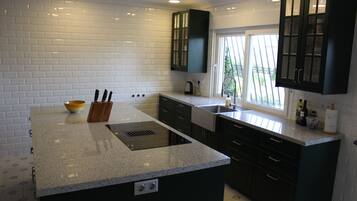 Een koelkast, een magnetron, een oven, een kookplaat